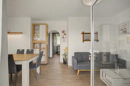 Apartamento con jardín y piscina