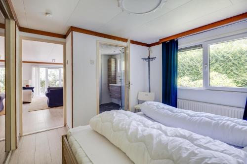 two beds in a room with a window at Bungalowpark Het Verscholen Dorp in Harderwijk