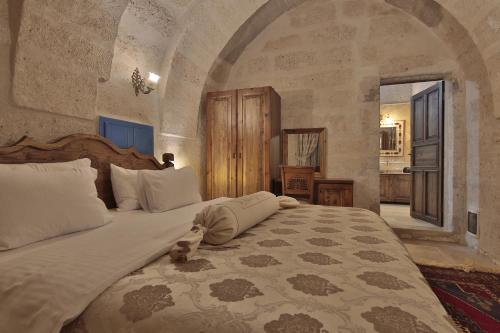 a bedroom with a large bed in a room at My Cave La Maison Du Reve in Uçhisar