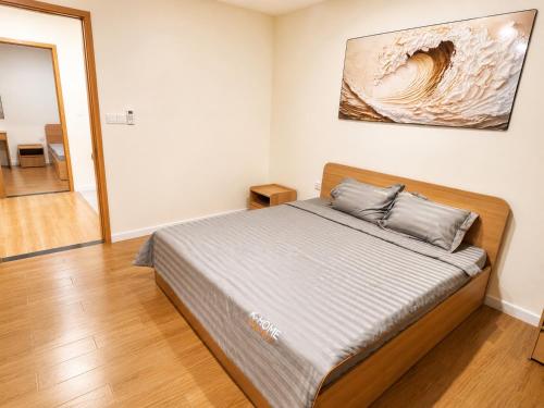 a bedroom with a bed in a room at VSIP Executive Living in Hòa Lợi (1)