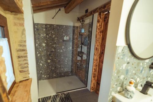 a shower with a glass door in a bathroom at Tenuta del Picchio in Colombara