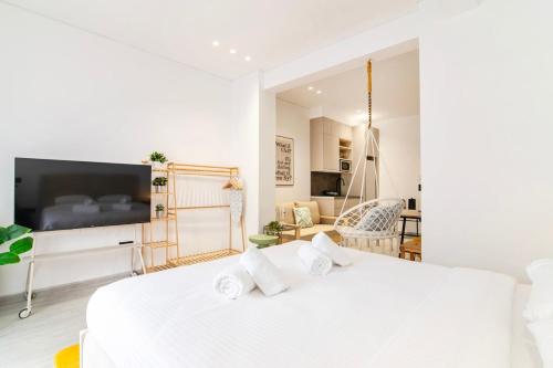 Jess Modern Studio with Balcony & Close to Monastiraki and Gazi