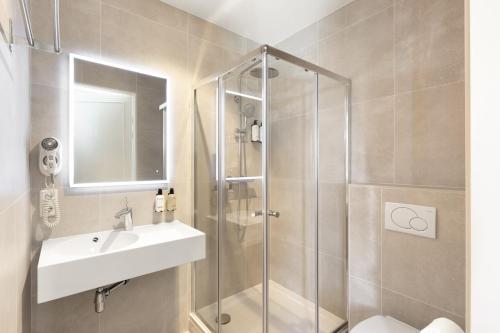 a bathroom with a sink and a shower at B&B De Lijsterhof in Domburg