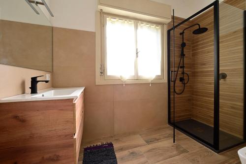 ein Badezimmer mit Dusche, Waschbecken und Spiegel in der Unterkunft Karibu in Modena