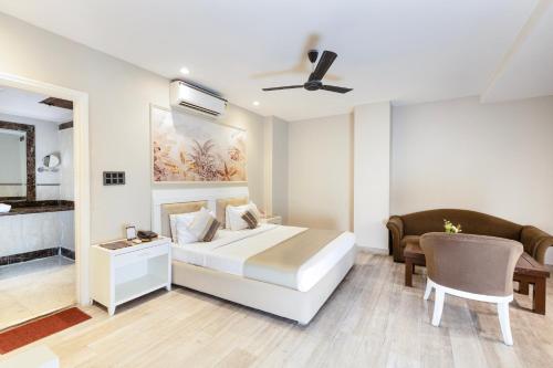a bedroom with a bed and a desk and a chair at Skon Boutique by Orion Hotels in Delhi