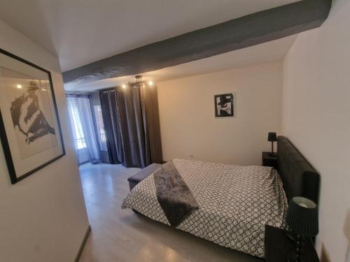 ein Schlafzimmer mit einem Bett in einem Zimmer in der Unterkunft Zéline in Montholon