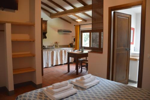 a bedroom with a bed with towels on it at La Felce e il Mirtillo in Il Palazzo