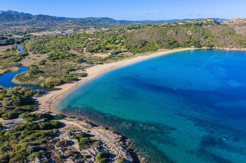 an aerial view of a beach and the ocean at Hotel with breakfast included in Palau in Proiettore