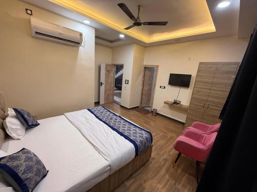 a bedroom with a bed and a ceiling fan at Hotel Keshav Villa in Mandhana