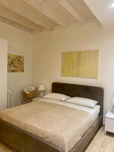 a bedroom with a bed in a room at Judaica d'Ortigia in Syracuse