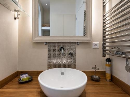 Barla 3 - a spacious one bedroom apartment near Place Garibaldi