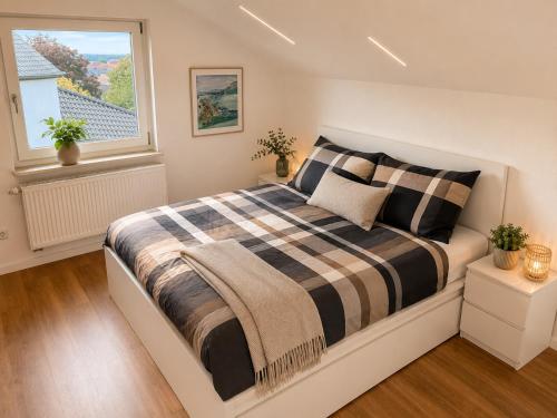 a bedroom with a bed and a window at Apartment 98 - 2 Schlafzimmer, Balkon & Vogelsbergblick in Hungen