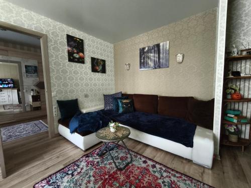 a living room with a couch and a table at Station and Border Comfort Art and Cats Inn - Комфорт у вокзала и границы Арт и Кот in Narva