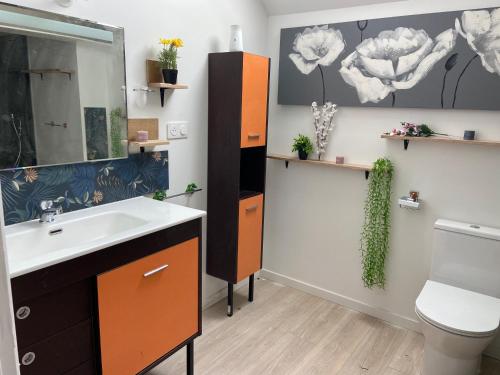 a bathroom with a sink and a toilet at Lys in Gury