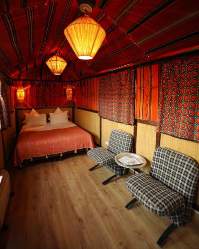 Un pat sau paturi într-o cameră la Riad Bindoo & Spa