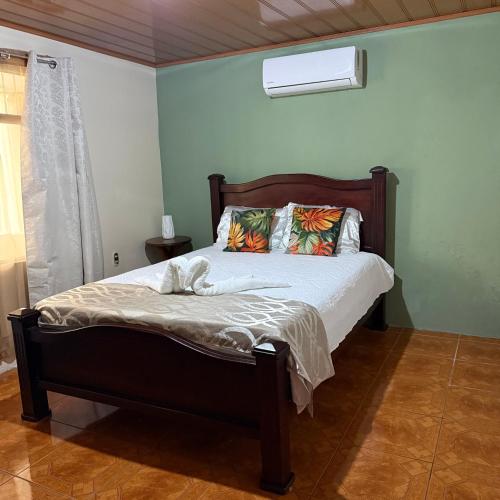 a bedroom with a bed with a wooden headboard at Villa Gonz in Río Cuarto