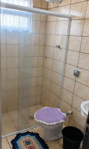 a bathroom with a shower with a toilet and a rug at Estação lazer e Eventos in Mairinque