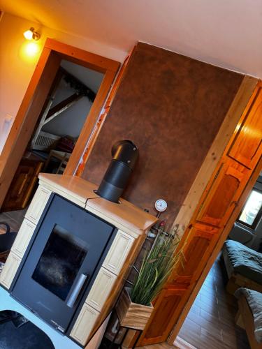 a living room with a tv and a door at U Cejhonů in Měděnec