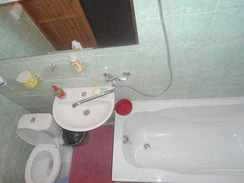 リヴィウにあるApartments in Lviv Centerのバスルーム(トイレ、洗面台、バスタブ付)