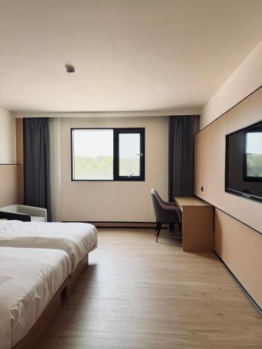 a hotel room with a bed and a flat screen tv at Hotel Nueva Europa Valencia in Valencia
