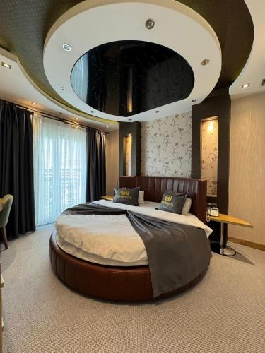 a large bedroom with a large bed with a large circular ceiling at Grand Hotel Van in Van
