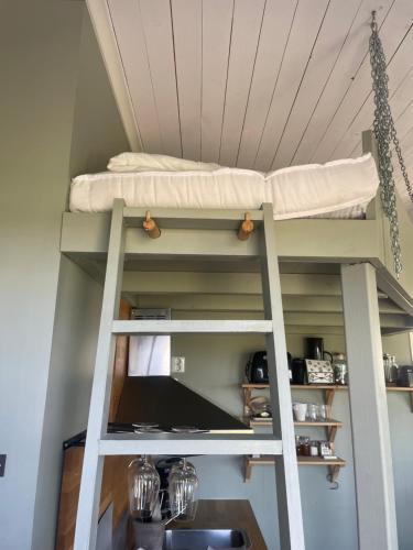 ein Etagenbett in einem Zimmer mit Küche in der Unterkunft Låbbyn15 in Årjäng