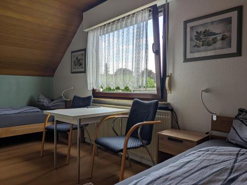 a room with a bed and a table and chairs at Ferienapartment Erdmann in Münster