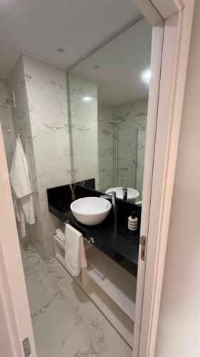 a bathroom with a sink and a mirror at Departamento Excelente Ubicación - Torre Fenix in Santa Fe