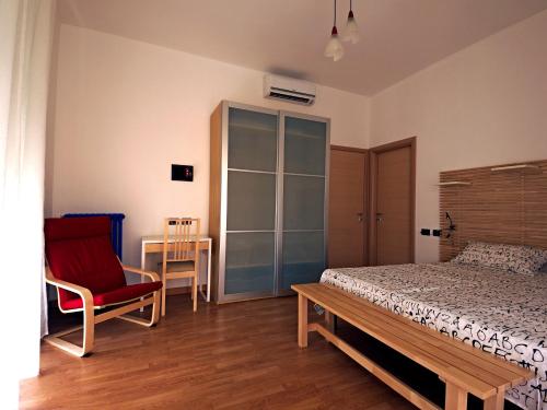 ローマにあるCasa Vacanze Shivonのベッドルーム1室(ベッド1台、椅子、テーブル付)
