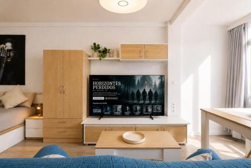Encantador Estudio con Piscina, Parking, Gran TV y AC, centro ciudad