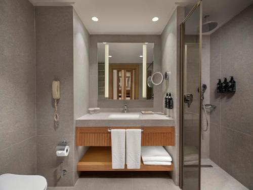 a bathroom with a sink and a mirror at NG Afyon Wellness & Convention in Afyon