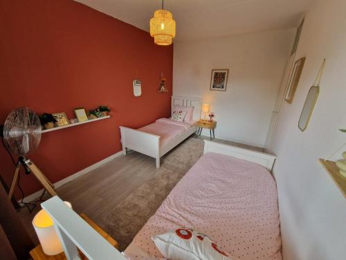 a small bedroom with a bed and a chair at Kintsugi in Alphen aan den Rijn