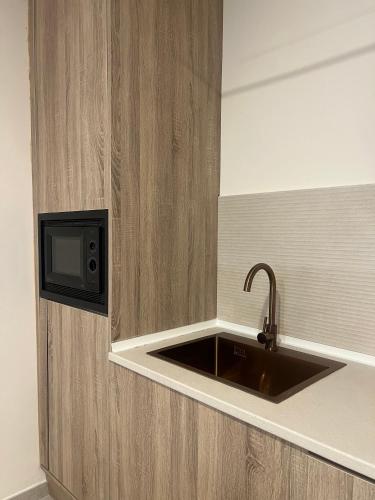 a kitchen with a sink and a microwave at Casa Centro in Hervás