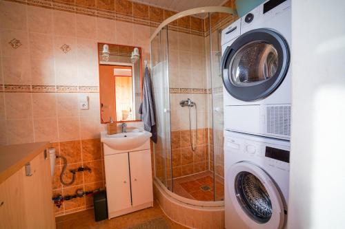 a bathroom with a washing machine and a sink at Chata Roudenka in Roudno