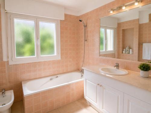 2 Bedrooms Cannes by Sweet Accommodation