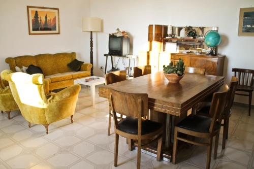 IrsinaにあるNomadi Sedentari - Irsinaのリビングルーム(木製テーブル、椅子付)