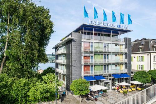 ein Hotel mit einem Schild darauf in der Unterkunft Lifestyle Hotel Sedartis Lake Zurich in Thalwil
