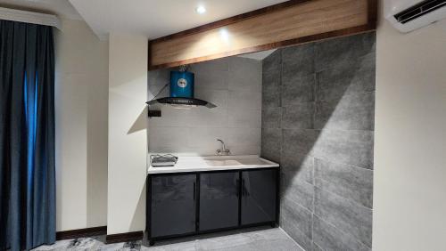 a bathroom with a sink and a sink at Sky Airport Hotel - فندق سما المطار in Al Mawşil