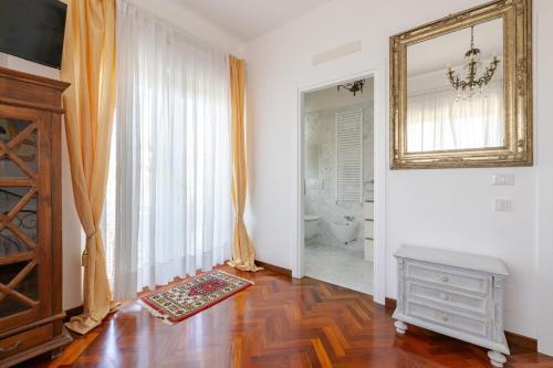 a bathroom with a mirror and a toilet in a room at Casa Bianca in Silvi Marina