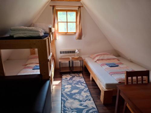a room with two bunk beds and a window at Chatka pod jaskyňou in Malužiná