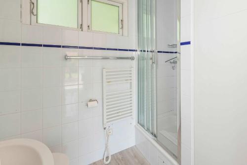a bathroom with a shower and a toilet at Ferienanlage Bansin Seepferdchen 8 in Bansin