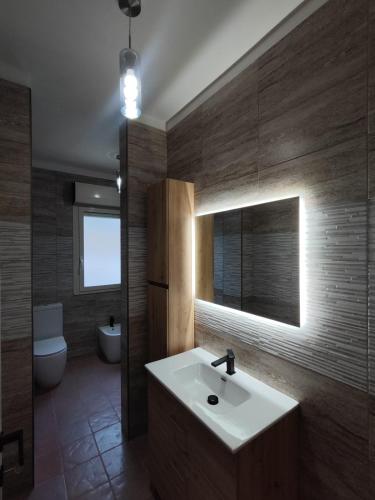 a bathroom with a sink and a toilet at Oasi Villa Giusy in Capoterra