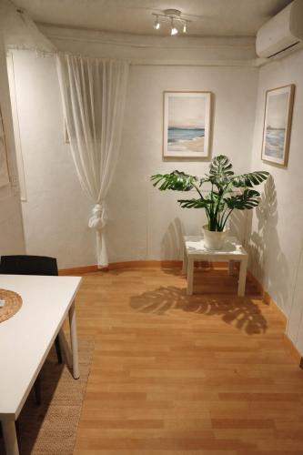 Cozy Economy Room In The City Center