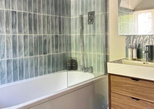 ein Badezimmer mit Dusche, Badewanne und Waschbecken in der Unterkunft French Mill in Shaftesbury