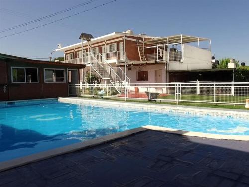 a large swimming pool in front of a house at Mi Petaka in Villa Cura Brochero