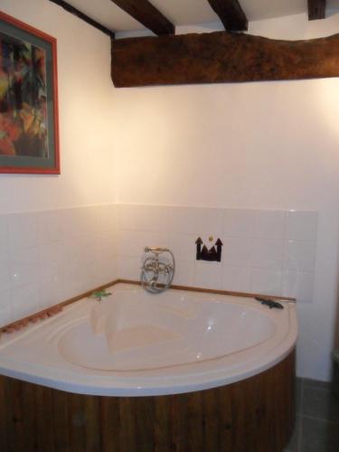 Cette chambre comprend une grande baignoire. dans l'établissement '1786' au bourg, à Mansonville