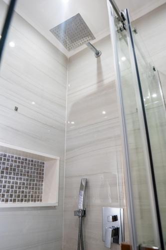 a shower with a glass door in a bathroom at Appartement Chanel in Assomada