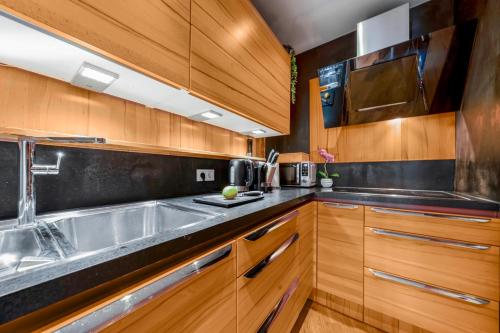 Square Apartments, Stephansplatz View, AC, Kitchen