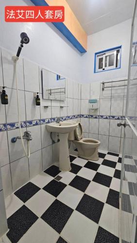 a bathroom with a toilet and a sink at 法艾民宿 in Yeh-yin