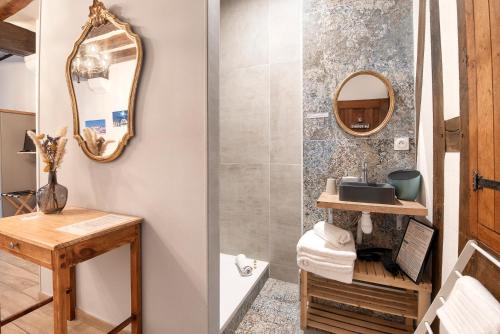 a bathroom with a sink and a mirror at L'Oisellerie Meublé de Tourisme in Angers